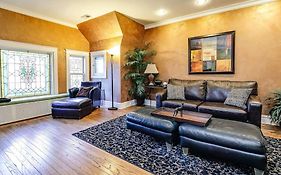 Historic And Unique Brownstone In Gold Coast - Downtown - 3